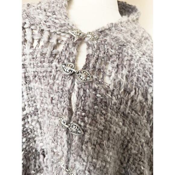 Hand Knit Crochet Poncho Shawl Ornat Metal Clasps Hook Cottage Lavender Gray - Picture 4 of 8